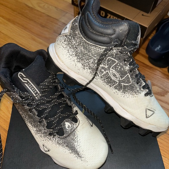 Boys Under Armour Cleats - Picture 2 of 4